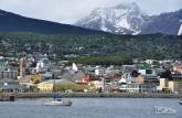 A cidade de Ushuaia, entre as montanhas da Cordilheira Darwin e o Canal de Beagle, no sul da Terra do Fogo, na Argentina